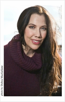 Contemporary Abstract Artist Kelisha Osborne; b. Los Angeles, California. KelishaOsborne.com features artwork, bio and exhibitions of the international artist. (photo by Debra Macfarlane )
